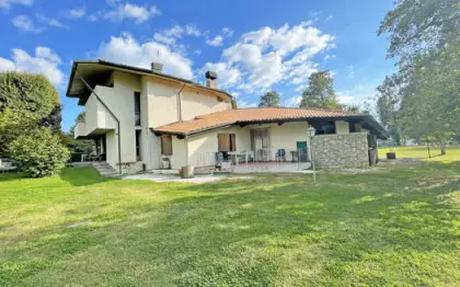 Proprietà in vendita in Versilia in posizione verde e riservata con due ville indipendenti, villa padronale con doppio soggiorno e 4 camere con bagni privati, dépendance con 3 camere, ampio terreno con piscina e campo da tennis privato