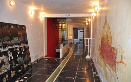 Terratetto in vendita nel centro storico di Pietrasanta riqualificato su 4 piani fuori terra più seminterrato con ascensore spazio espositivo su 2 piani più seminterrato open space con 2 camere 2 bagni e terrazzo a tetto ideale come casa lavoro