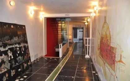 Terratetto in vendita nel centro storico di Pietrasanta riqualificato su 4 piani fuori terra più seminterrato con ascensore spazio espositivo su 2 piani più seminterrato open space con 2 camere 2 bagni e terrazzo a tetto ideale come casa lavoro