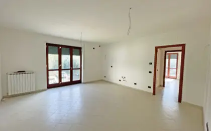 Appartamento in vendita nella frazione di Querceta a Seravezza al primo piano con ascensore di recente costruzione con posto auto, composto da grande zona giorno con angolo cottura camera matrimoniale e bagno a doccia in buone condizioni