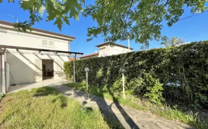 Villetta bifamiliare in vendita a Marina di Pietrasanta in zona Tonfano a 200 metri dal mare su 2 piani più mansarda con cucina grande soggiorno pranzo 4 camere e 3 bagni con resede giardino e posto auto in buone condizioni vicina a tutti i servizi
