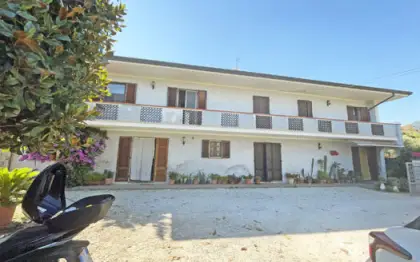 Immobile con 2 unità in vendita nella campagna di Pietrasanta su 2 piani regolari urbanisticamente e catastalmente, prima unità con soggiorno e camera e seconda unità con 2 camere matrimoniali, con 5000 mq di terreno e manufatti in muratura condonati