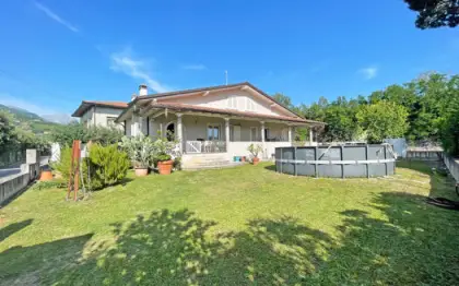Intera bifamiliare in vendita nel Comune di Seravezza con 2 unità indipendenti identiche con giardino e posti auto, ogni unità con zona giorno con cucinotto e veranda coperta 2 camere matrimoniali con cabina armadio 2 bagni, piano mansardato con 4 vani e seminterrato con grande vano taverna con angolo cottura