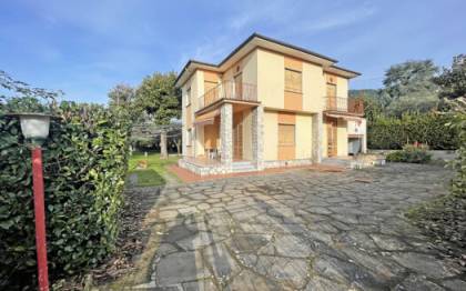Villa in vendita a Ripa di Seravezza, frazione di Seravezza, ampia soluzione indipendente libera su 4 lati su 2 piani con 5 camere, garage, cantine e terrazzi, parzialmente da ristrutturare in zona residenziale tranquilla