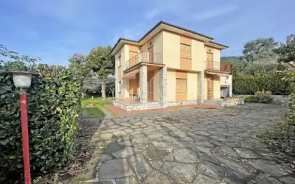 Villa in vendita a Ripa di Seravezza, frazione di Seravezza, ampia soluzione indipendente libera su 4 lati su 2 piani con 5 camere, garage, cantine e terrazzi, parzialmente da ristrutturare in zona residenziale tranquilla