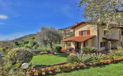 Villetta su 2 piani più seminterrato in vendita a Capezzano Monte in buone condizioni con soggiorno su giardino cucina abitabile 3 camere 3 bagni 2 terrazze taverna con camino rimessaggio e garage