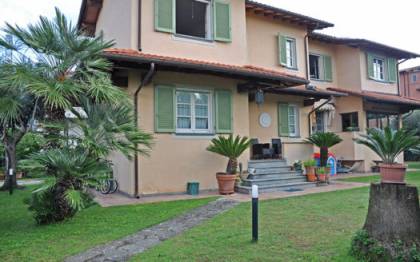Villa di recente costruzione nella campagna di Seravezza su 2 piani più seminterrato ottimamente rifinita con soggiorno cucina con veranda coperta chiusa 2 matrimoniali di cui una con bagno studio armadi taverna e locale lavanderia con giardino