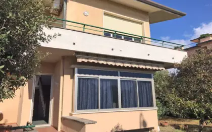 Porzione di bifamiliare fronte mare in vendita a Marina di Pietrasanta a pochi metri dalle spiagge della Versilia su 2 piani più seminterrato con ingresso cucina abitabile soggiorno pranzo 2 matrimoniali vista mare con terrazza singola con terrazza camera in seminterrato lavanderia e possibilità di ampliamento