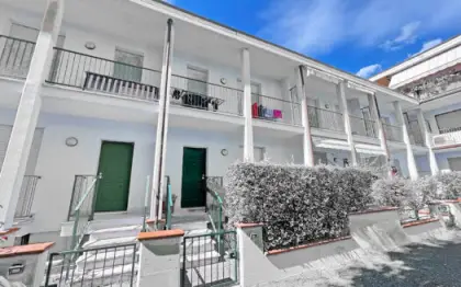 Villetta a schiera in vendita nella primissima periferia di Pietrasanta in ottime condizioni a poca distanza dal centro storico e 4 km dal mare, su 2 piani con seminterrato abitabile, 4 camere 3 bagni con balconi e terrazzo, zona giorno con camino al seminterrato, giardino fronte retro e 2 posti auto