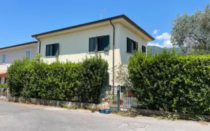 Villetta bifamiliare in vendita nel Comune di Seravezza su 2 piani con 4 camere e 2 bagni, con grande giardino e terreno di 2000 mq con vari fabbricati in muratura condonati e possibilità di ampliamento di 20 mq a piano e varie possibilità di trasformazione