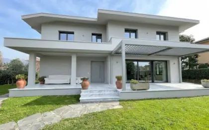 Grande villa in vendita a Forte dei Marmi in zona residenziale tranquilla e riservata, con ampio giardino privato sui quattro lati, veranda, terrazza e vari posti auto