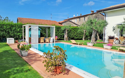 Villa alle spalle di Forte dei Marmi – Ville in Versilia