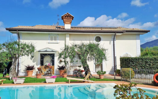 Villa alle spalle di Forte dei Marmi – Ville in Versilia