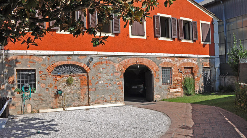 Appartamento da ristrutturare in vendita nella campagna di Pietrasanta Cod 1564
