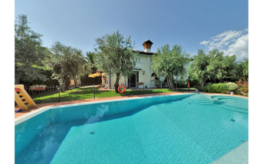 Villa alle spalle di Forte dei Marmi – Ville in Versilia