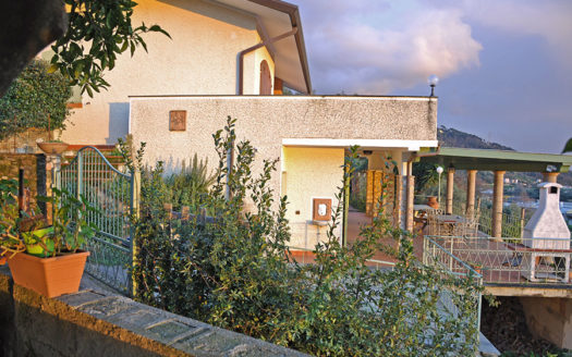 Villa vista mare sulla prima collina dietro Forte dei Marmi