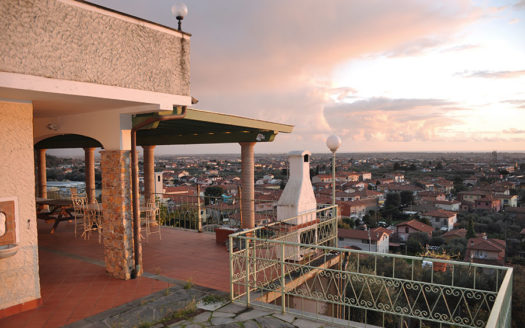Villa sulla prima collina alle spalle di Forte dei Marmi