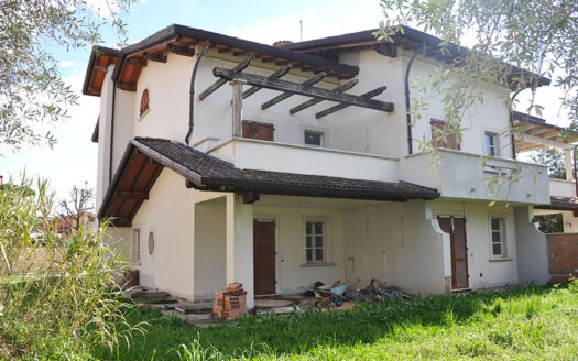 Casa in campagna – Trifamiliare d’angolo nel comune di Seravezza