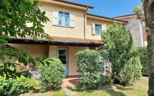 Casa a Marina di Pietrasanta - Porzione centrale di rustico in vendita a Marina di Pietrasanta