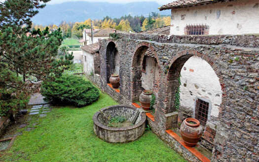 Rustici in Versilia – Antico frantoio in vendita a Camaiore