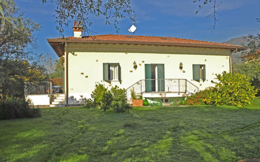 Villa in Versilia – Villa con grande giardino in vendita nel Comune di Seravezza
