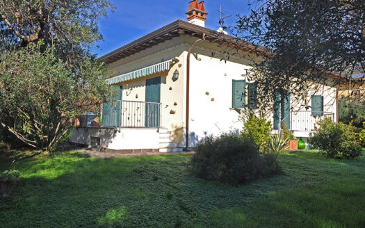 Villa in Versilia – Villa con grande giardino in vendita nel Comune di Seravezza