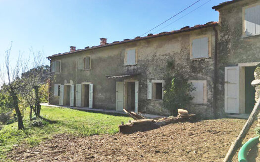 Casale vista mare – Casolare suddiviso in due unità immobiliari sulla collina di Pietrasanta
