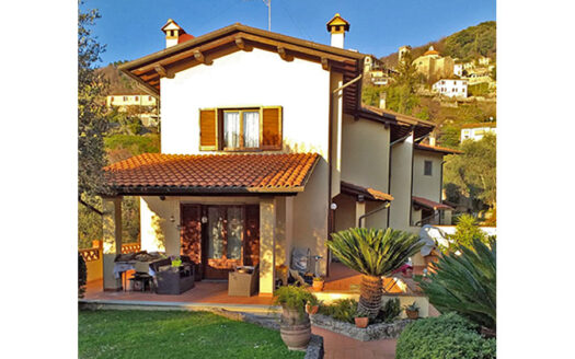 Casa in Versilia – Villetta bifamiliare in vendita sulla collina di Pietrasanta