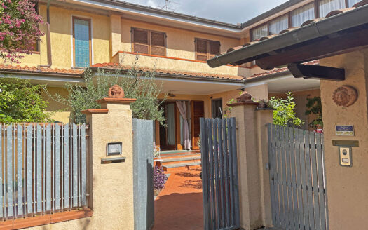 Casa in Versilia – Villetta trifamiliare in vendita nella campagna di Pietrasanta