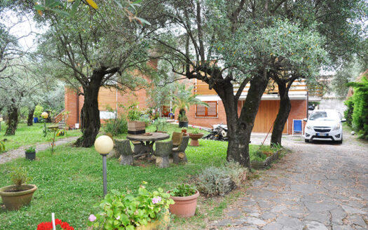 Villa in campagna – Grande villa con giardino in vendita nella campagna di Seravezza