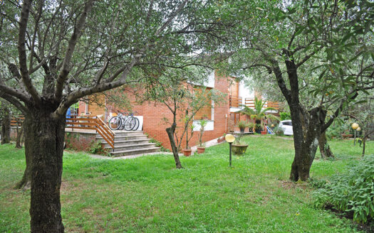 Villa in campagna – Grande villa con giardino in vendita nella campagna di Seravezza