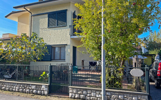 Casa al mare – Villetta bifamiliare con dipendenza in vendita a Marina di Pietrasanta – VENDUTA