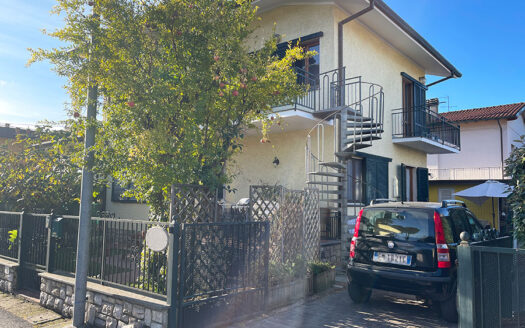 Casa al mare – Villetta bifamiliare con dipendenza in vendita a Marina di Pietrasanta – VENDUTA