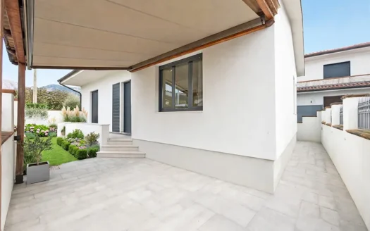 Villetta su solo piano terra in vendita a Seravezza in zona residenziale tranquilla con resede esclusivo su fronte e lato mare con posto auto accesso pedonale e carraio, composta da cucina soggiorno 2 camere, bagno con possibilità di ricavare terza camera e cantina seminterrata Cod 2059