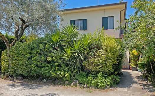 Casa in Versilia – Villetta bifamiliare con grande giardino in vendita nel Comune di Seravezza