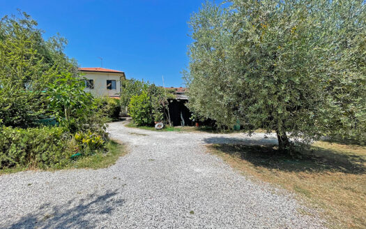 Casa in Versilia – Villetta bifamiliare con grande giardino in vendita nel Comune di Seravezza