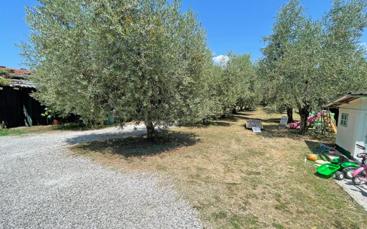 Casa in Versilia – Villetta bifamiliare con grande giardino in vendita nel Comune di Seravezza