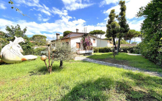 Villa al mare – Villa a Marina di Pietrasanta suddivisa in due unità immobiliari – VENDUTA