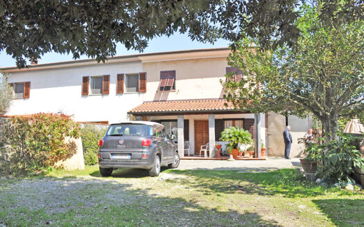 Casa a Pietrasanta - bifamiliare in vendita nella campagna di Pietrasanta a due chilometri dal mare Cod 1377