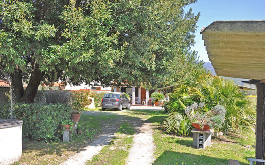 Casa in Campagna – Porzione di bifamiliare in vendita nella campagna di Pietrasanta – VENDUTA