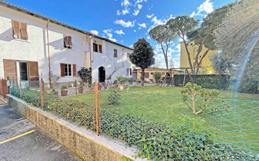 Casa a Pietrasanta – Intera bifamiliare con giardino in vendita a Pietrasanta
