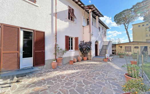 Casa a Pietrasanta – Intera bifamiliare con giardino in vendita a Pietrasanta