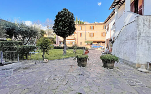 Casa a Pietrasanta – Intera bifamiliare con giardino in vendita a Pietrasanta
