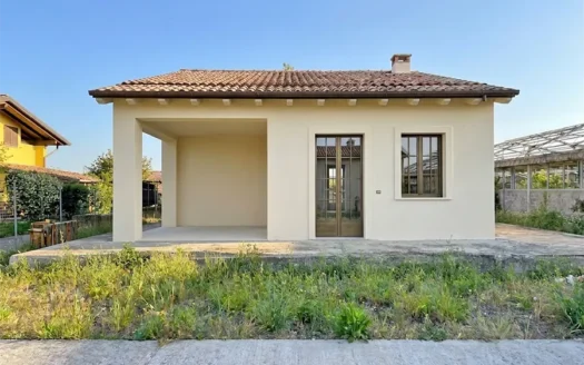 Villa a Pietrasanta con Taverna e Mansarda – Villa in Versilia