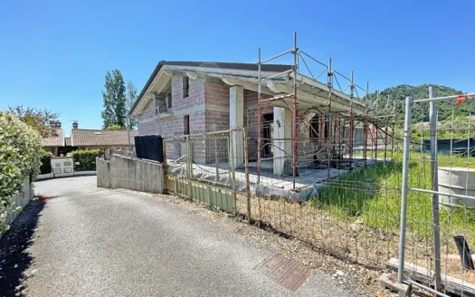 Villa a Pietrasanta con Taverna e Mansarda – Villa in Versilia