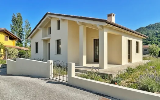 Villa a Pietrasanta con Taverna e Mansarda – Villa in Versilia