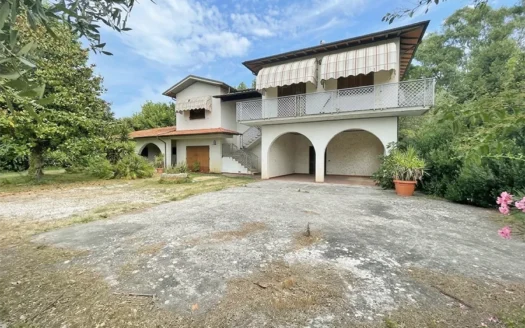 Villa a Marina di Pietrasanta - Villa da ristrutturare con grande terreno in vendta a Marina di Pietrasanta Cod 2176