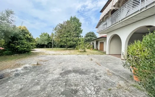Villa a Marina di Pietrasanta – Villa con grande terreno in vendita a Marina di Pietrasanta
