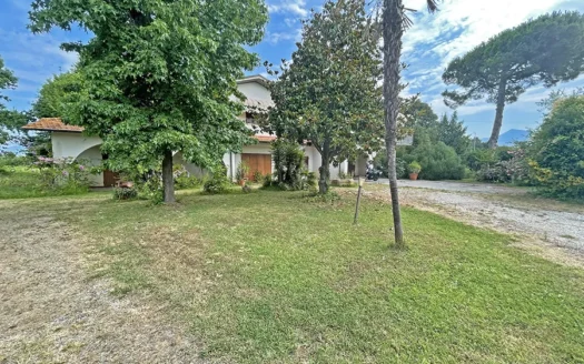Villa a Marina di Pietrasanta – Villa con grande terreno in vendita a Marina di Pietrasanta