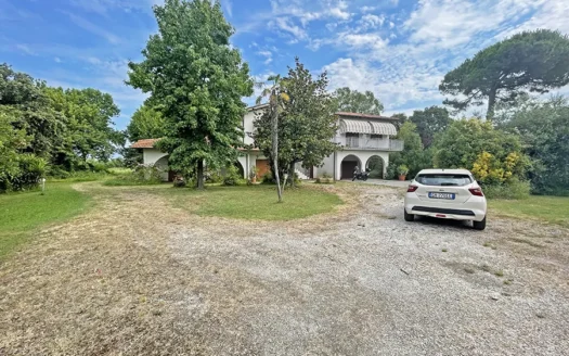 Villa a Marina di Pietrasanta – Villa con grande terreno in vendita a Marina di Pietrasanta